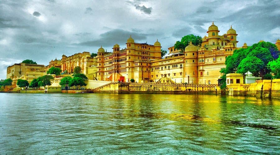 Plan trip to City Palace & Lake Pichola