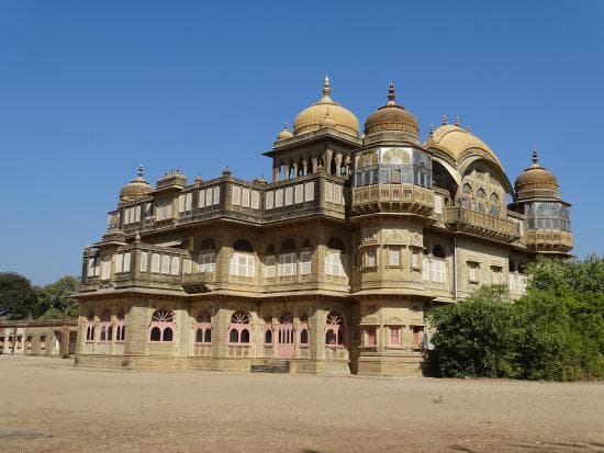 Plan trip to Vijay Vilas Palace